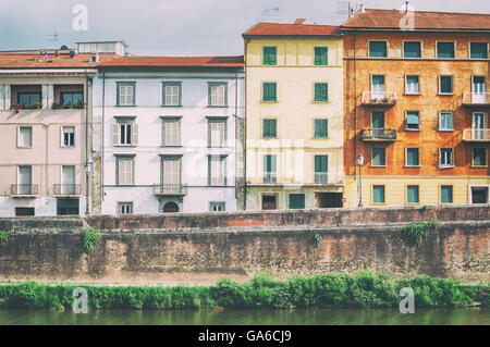 Mittelalterliche Gebäude entlang Fluss Arno in Pisa, Italien. Stockfoto