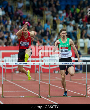 Birmingham 25. Juni 2016, Rhys Williams   Tom Burtoncompete in 400 m Hürde Herrenfinale tagsüber drei der Briten Stockfoto
