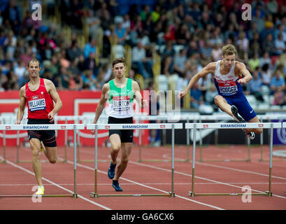 Birmingham 25. Juni 2016, Sebastian Rodger Großbritanniens auf seinem Weg zum Sieg in der Herren 400 m Hürde Finale während Da Stockfoto
