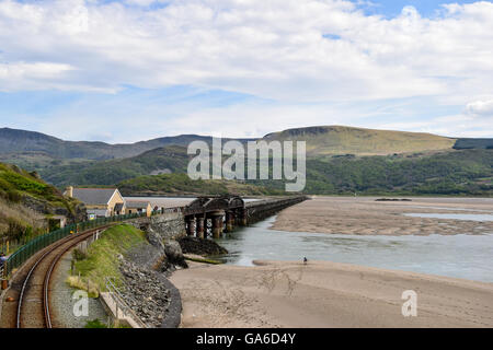 Barmouth Brücke, auch bekannt als Barmouth Viadukt ist eine eingleisige weitgehend aus Holz Eisenbahnviadukt in Wales, Vereinigtes Königreich Stockfoto