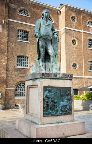 Statue von Robert Milligan durch Richard Westmacott vor dem Museum in den Docklands, London, UK Stockfoto