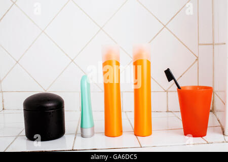 üblichen Sachen im Bad, Shampoo, Zubehör, schwarz stilvolle Zahnbürste, lässige normalen realen Hintergrund Stockfoto