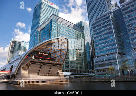 Canary Wharf Crossrail-Bahnhof mit Canary Wharf Wolkenkratzern im Hintergrund Stockfoto