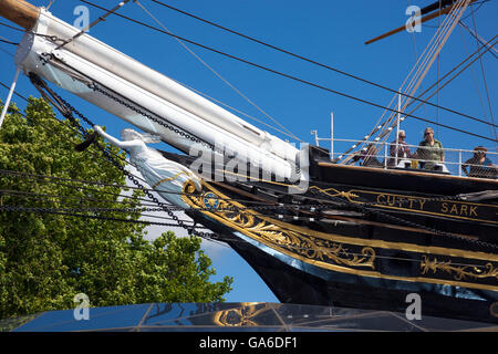 Bogen Sie mit weiblichen Galionsfigur der Cutty Sark Clipper in Greenwich, London, UK Stockfoto