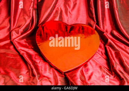 Eine herzförmige Schachtel Valentinstag Pralinen. Stockfoto