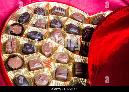 Eine herzförmige Schachtel Valentinstag Pralinen. Stockfoto