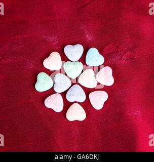 Valentinstag Gespräch Zuckerherzen mit einfachen Worten der Liebe auf sie. Stockfoto