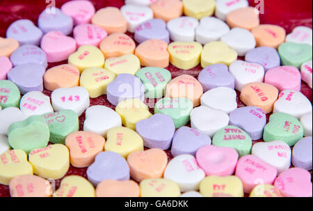 Valentinstag Gespräch Zuckerherzen mit einfachen Worten der Liebe auf sie. Stockfoto