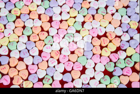 Valentinstag Gespräch Zuckerherzen mit einfachen Worten der Liebe auf sie. Stockfoto