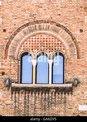 Lancet Fenster des italienischen mittelalterlichen Palast zu verdreifachen. Stockfoto