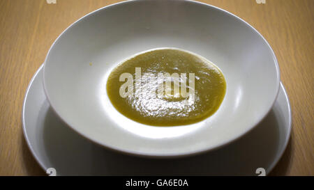 Gemüsesuppe in eine weiße Schale gegossen. Stockfoto