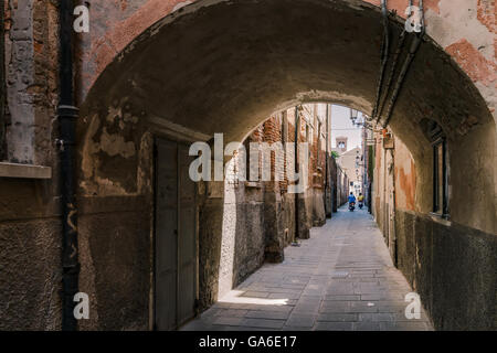 Gewölbte Straße in der Stadt Chioggia, Lagune von Venedig, Italien. Stockfoto