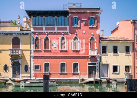 Malerische Gebäude an den Seiten eines Kanals in Chioggia, Lagune von Venedig. Stockfoto