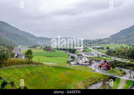 Sall Fluss und Brücke in bewölkten Tag in Norwegen Stockfoto