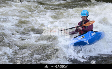 Kajakfahrer auf Boulder Creek in der Nähe der Broadway-Überführung in zentralen Boulder in der Nähe des Rathauses. Stockfoto