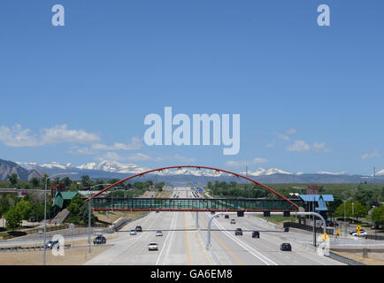 US-wurde 36 Express Lanes im Jahr 2016 abgeschlossen. Die Aussicht hier ist in Richtung Boulder CO an einem sonnigen Sommertag. Blauer Himmel. Fußgängerbrücke. Stockfoto