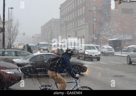 Schnee und Matsch Sturm in Downtown Boulder Stockfoto