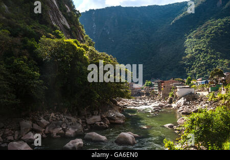 Aguas Calientes, die Stadt und zum Bahnhof am Fuße des Heiligen Berges Machu Picchu, Peru Stockfoto