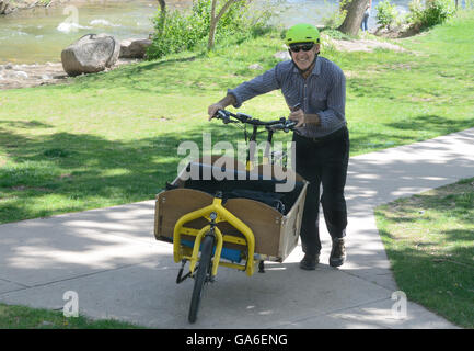 Umweltschützer, Gehäuse mit niedrigem und mittlerem Einkommen Anwalt David Adamson und seine modifizierte Fahrrad auf dem Boulder Creek Weg. Stockfoto