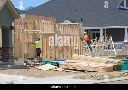 Tischler arbeitet an Rahmung in neue Unterteilung in Superior-Colorado Stockfoto