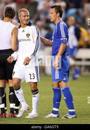 David Beckham VON LA Galaxy spricht nach ihrem Freundschaftsspiel im Home Depot Center in Los Angeles, USA, mit dem Chelsea-Kapitän John Terry. Stockfoto