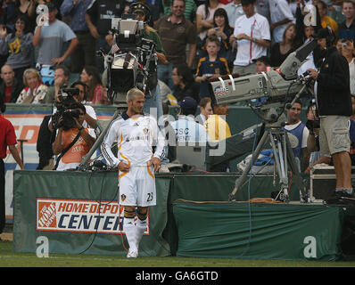 David Beckham VON LA Galaxy wird von den Fernsehkameras während ihres Freundschaftsspiel gegen Chelsea im Home Depot Center in Los Angeles, USA, beobachtet. Stockfoto