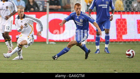 Fußball - freundlich - LA Galaxy V Chelsea - Home Depot Center. David Beckham VON LA Galaxy im Einsatz mit Steve Sidwell von Chelsea während ihres Freundschaftsspiel im Home Depot Center in Los Angeles, USA. Stockfoto