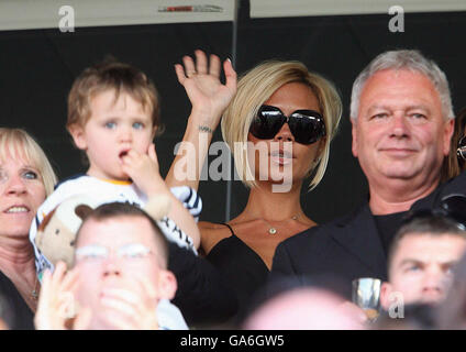 Victoria Beckham beobachtet ihren Mann David während seines ersten Spiels für LA Galaxy gegen Chelsea in ihrem Freundschaftsspiel im Home Depot Center in Los Angeles, USA. Stockfoto