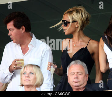 Victoria Beckham und Simon Fuller sehen sich das Freundschaftsspiel zwischen LA Galaxy und Chelsea im Home Depot Center in Los Angeles, USA, an. Stockfoto