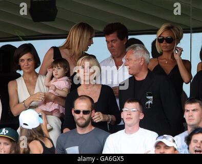 Victoria Beckham (rechts) und Katie Holmes (links) mit ihrer Tochter Suri beobachten von den Tribünen, wie LA Galaxy Chelsea während eines Freundschaftsspiels im Home Depot Center in Los Angeles, USA, spielt. Stockfoto