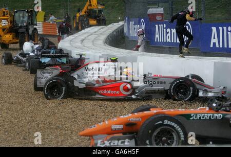 Lewis Hamilton von McLaren Mercedes hält seinen Motor am Laufen, nachdem er im Regen abstürzte, er wurde wieder auf die Rennstrecke gehoben und wird das Rennen fortsetzen Stockfoto