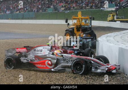 Lewis Hamilton von McLaren Mercedes hält seinen Motor am Laufen, nachdem er im Regen abstürzte, wird wieder auf die Rennstrecke gehoben und setzt das Rennen fort Stockfoto