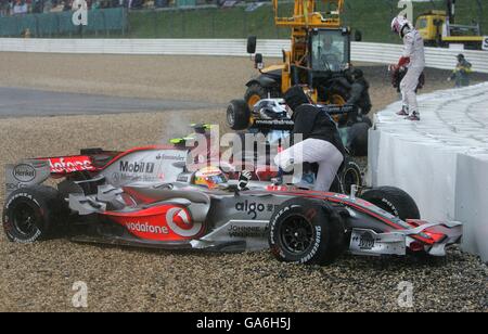 Lewis Hamilton von McLaren Mercedes hält seinen Motor am Laufen, nachdem er im Regen abstürzte, wird wieder auf die Rennstrecke gehoben und setzt das Rennen fort Stockfoto
