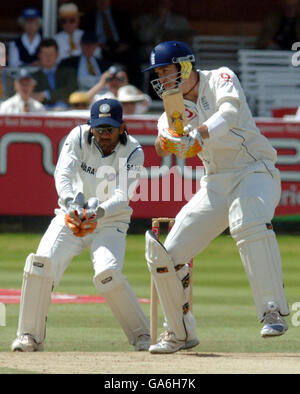 Englands Kevin Pietersen trifft am vierten Tag des ersten npower Tests am Lord's Cricket Ground in London heraus. Stockfoto