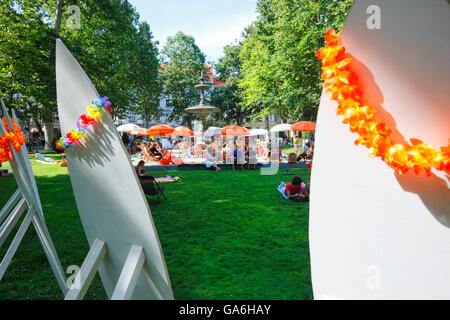 Touristen genießen Sie im Sommer im Park Zrinjevac Zagreb Stockfoto