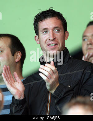 Robbie Fowler beobachtet das neue Team Cardiff City vom Steht gegen Stockport County Stockfoto