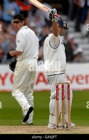 Der indische Sachin Tendulkar feiert, nachdem er während des zweiten npower-Test-Spiels in Trent Bridge, Nottingham, 11,000 Runs über seine Karriere erzielt hat. Stockfoto