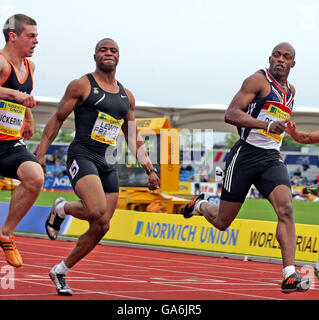 Marlon Devonish (rechts) gewinnt das 100-Meter-Finale der Herren vor Craig Pickering (links) und Mark Lewis Francis während der Norwich Union World Trials und UK Championships in der Manchester Regional Arena, Manchester. Stockfoto