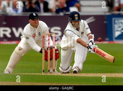 Der indische Sachin Tendulkar fegt während des zweiten npower-Test-Spiels an der Trent Bridge, Nottingham, um sein halbes Jahrhundert zu erreichen. Stockfoto