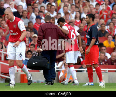 Fußball - Emirates Cup - Arsenal gegen Paris Sait Germain - Emirates Stadium. Denilson von Arsenal geht beim Emirates-Cup-Spiel im Emirates Stadium in London verletzt aus. Stockfoto