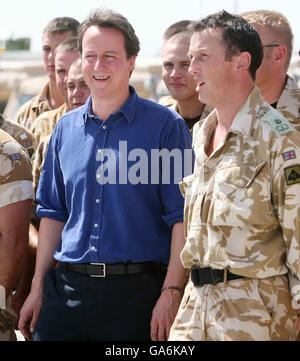 Der konservative Parteivorsitzende David Cameron trifft am letzten Tag seiner zweitägigen Erkundungsmission im Land auf Truppen der C Company 1WFR bei einem Besuch im Lashkar Gah Camp in Süd-Afghanistan. Stockfoto