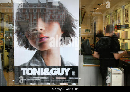 Allgemeine Ansicht eines Toni & Guy Friseurs in Covent Garden, im Zentrum von London. Stockfoto