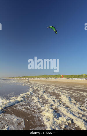 Man beendet die Kite-surfen am Strand Nordsee in den Niederlanden Stockfoto