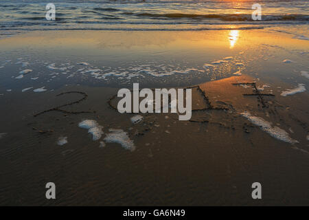 2017-Inschrift auf dem Sand auf den Nordsee-Strand bei Sonnenuntergang. Stockfoto