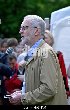 Jeremy Corbyn Rede auf der Sagen kein Verbrechen Rallye in Highbury Felder zu hassen, Londoner Stadtteil Islington England Großbritannien UK Stockfoto