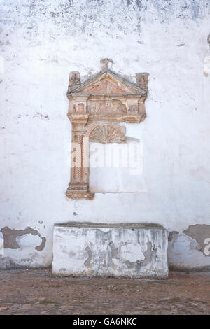 Reste von einem Seitenaltar in einem zerstörten Kloster Stockfoto