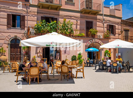 Besucher unter Schatten und Erfrischungen im Dorf Platz von Forza D'Agro, Sizilien, Italien Stockfoto