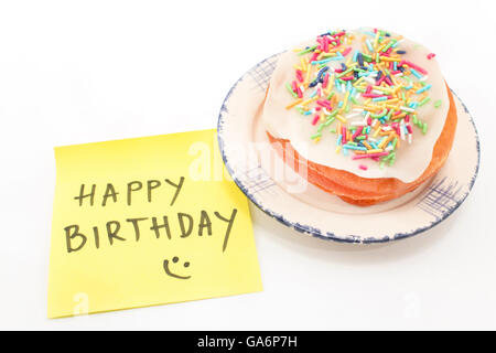Köstliche Krapfen mit 'Happy Birthday' Briefpapier. Stockfoto