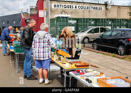 Straßenstand Verkauf Trödel, Nippes und Haushalt Artikel, am berühmten Glasgow "Barras", Schottland, Großbritannien. Stockfoto