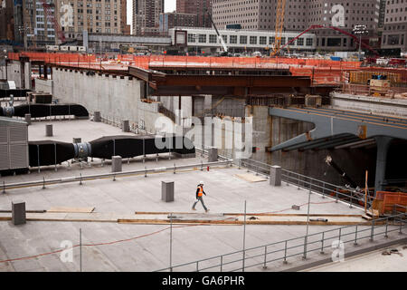 Ein Arbeiter geht durch die Baustelle am Ground Zero in New York City, USA, 10. September 2009. Stockfoto